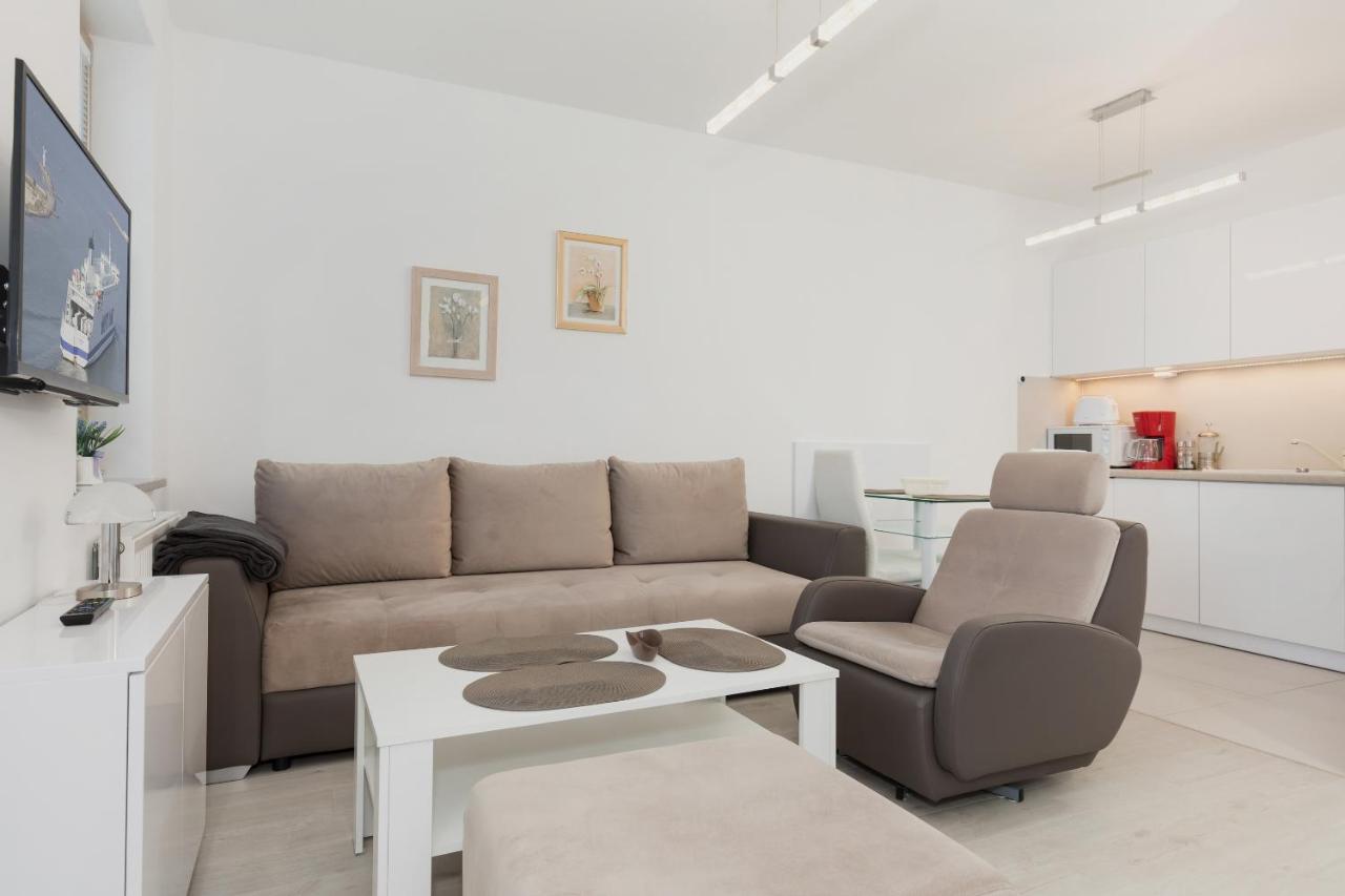 Wind Rose Quarter By Renters